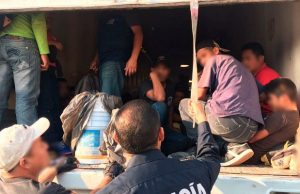 Rescatan a 83 migrantes hondureños encontrados dentro de un tráiler