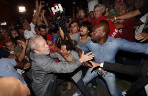 Lula se entrega a la policía y va directo a la prisión