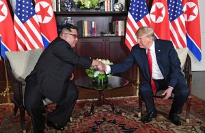 Con un apretón de manos, Trump y Kim sellan cumbre histórica